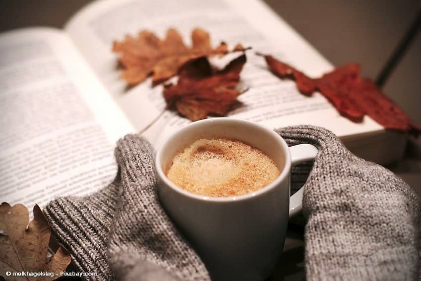 Warmer Kaffee und Buch